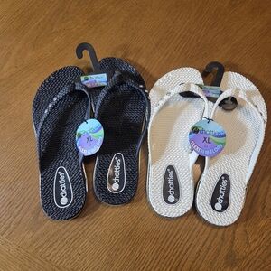 Chatties Dual Pack Black and White Flip Flops Size XL/11